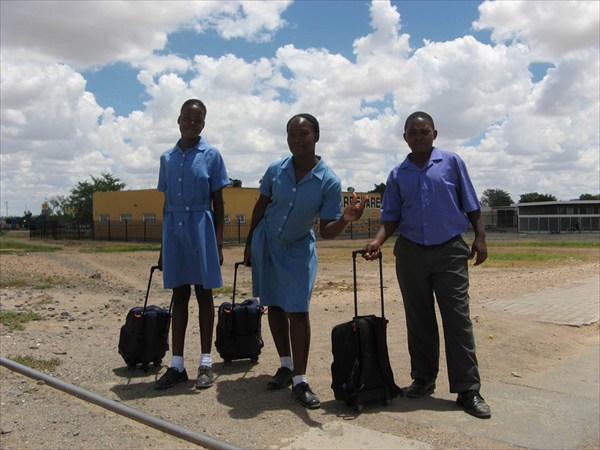 Намибия.Школьники с портфелями.